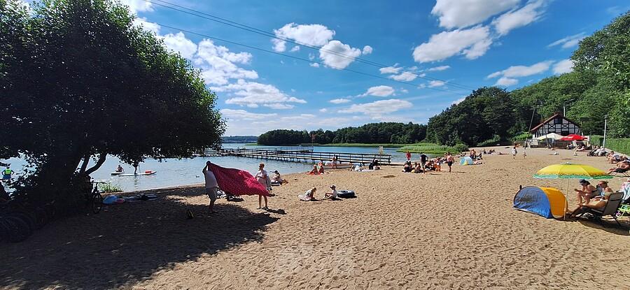 Plaża nad jeziorem w Chmielnie