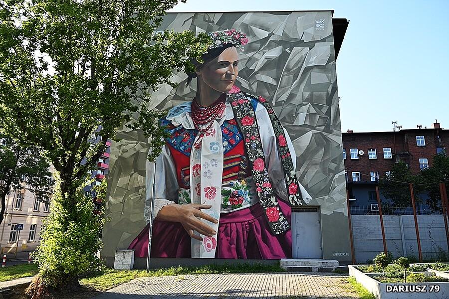 Mural w Bytomiu przedstawiający kobietę w stroju ludowym