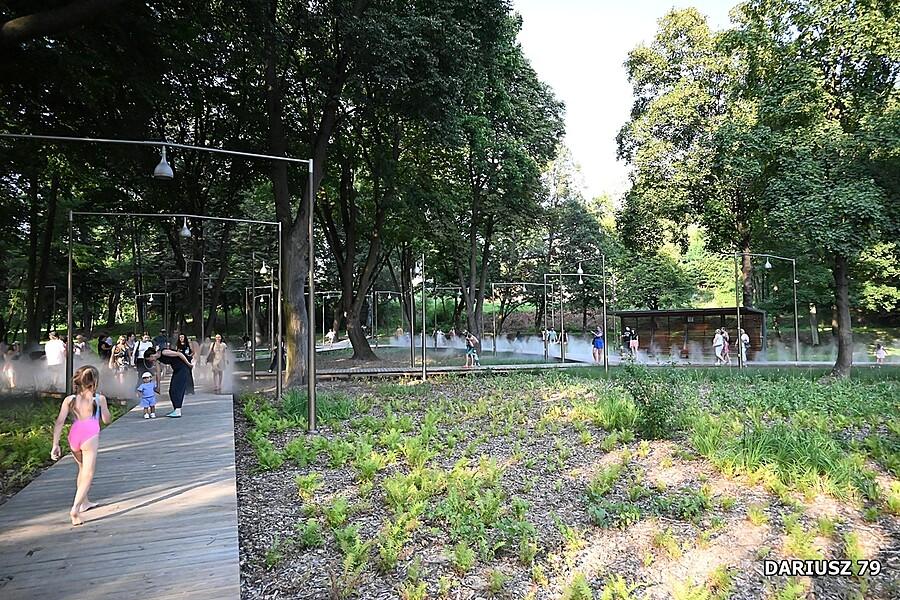 Park miejski z instalacją mgły