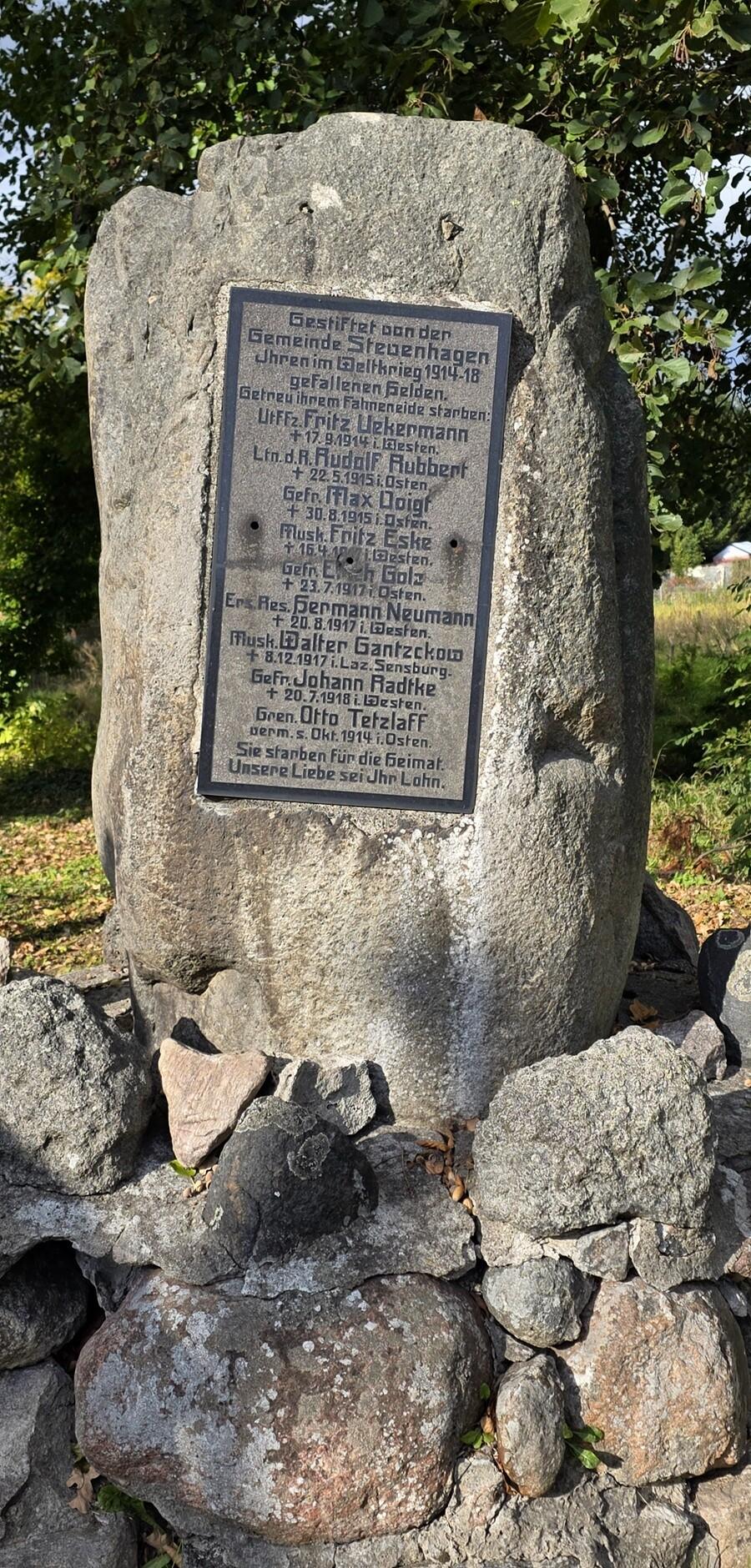 STAWNO (niem.Stevenhagen)Pomnik poświęcony mieszkańcom wsi poległym w I wojnie światowej.