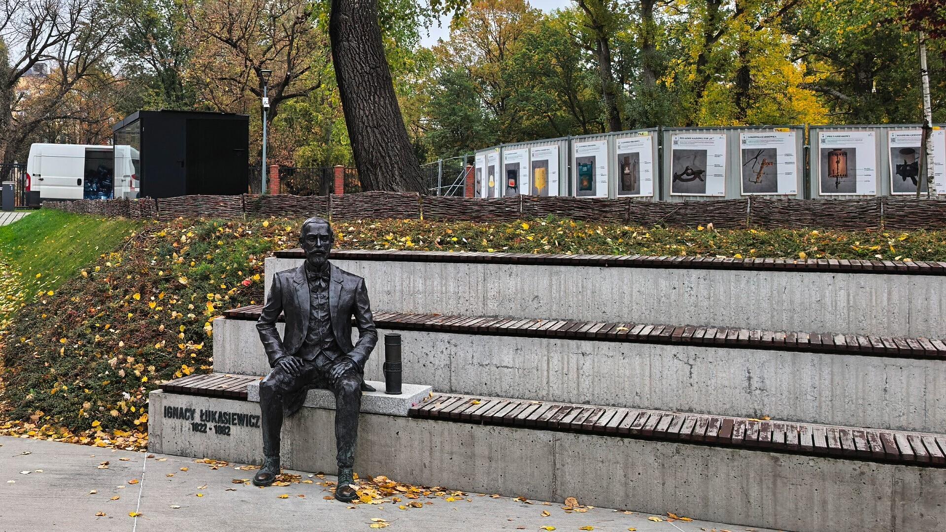 Przed Muzeum Gazowni Warszawskiej