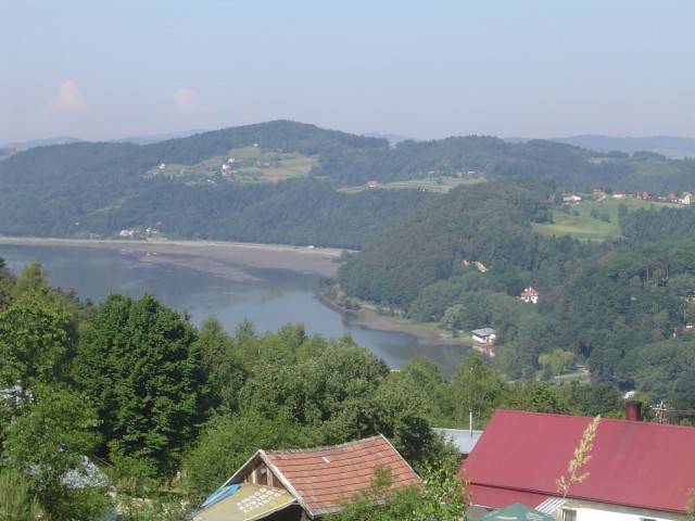 Widok na jezioro czchowskie.