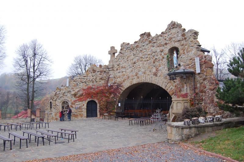 Sanktuarium Matki Bożej z Lourdes w Porąbce Uszewskiej.