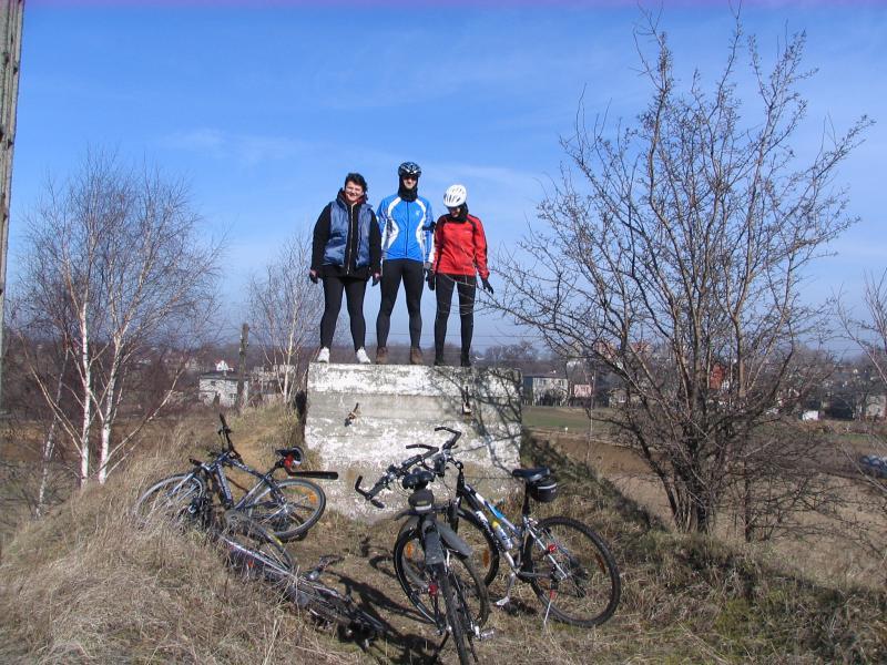 rowery, ludzie, nasyp