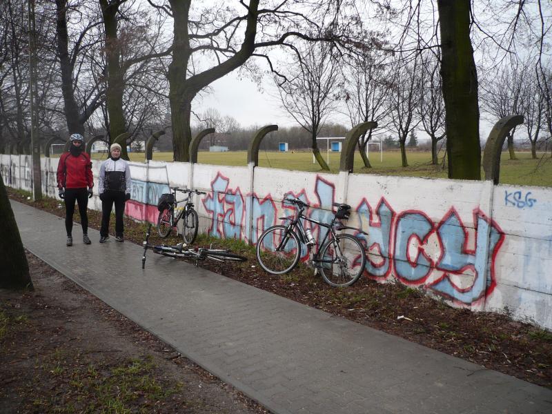 rowery, kibice, grafiti