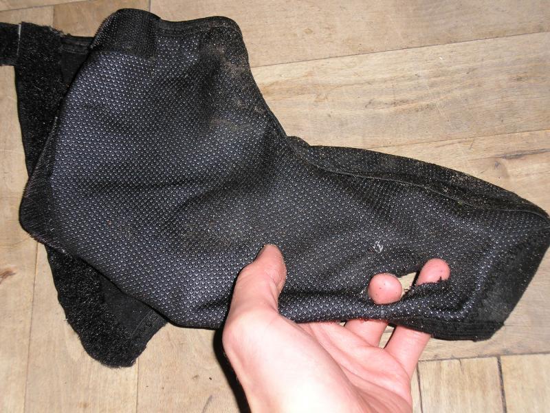 przetarty ochraniacz na buty po upadku na zjeździe w koźmicach