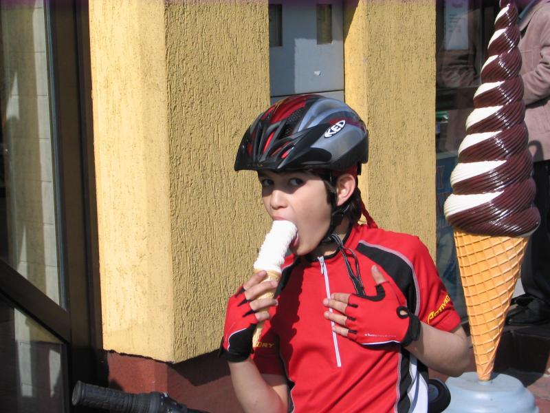 rowerzysta, kask, lody