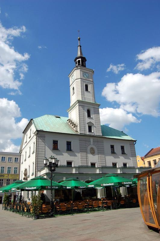 ratusz, gliwice, parasole, niebo niebieskie