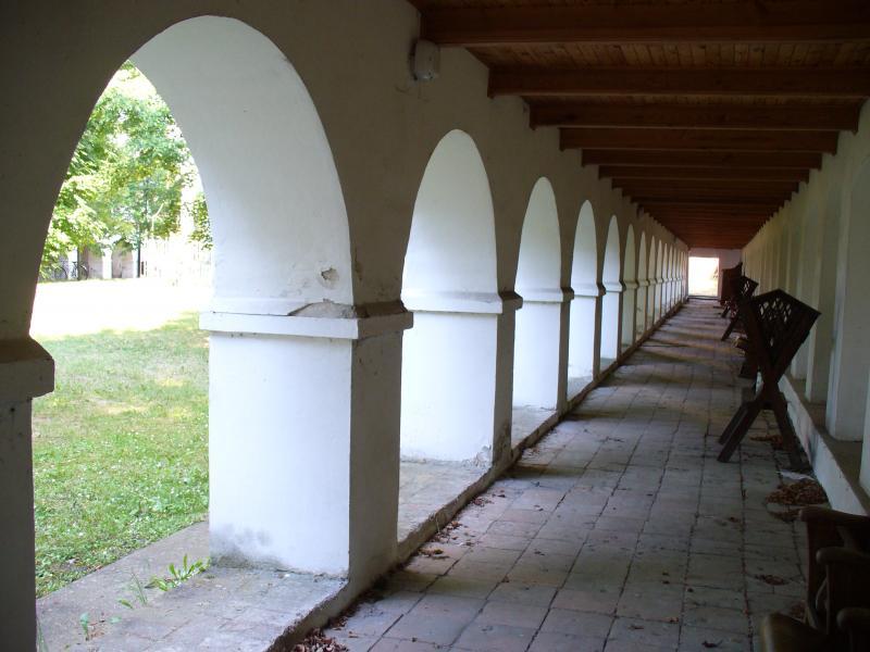 Miedniewice. Klasztor. Krużganki