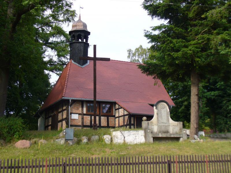 Objazda - jeden z najstarszych kościołów na pomorzu (sprzed 1606 r.), Mimo, że oddalony od morza był oznaczony jako punkt nawigacyjny na wielu mapach morskich.