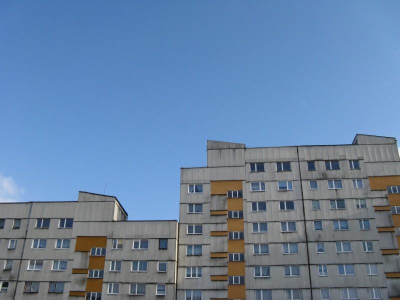 Błękitne niebo nad blokowiskiem