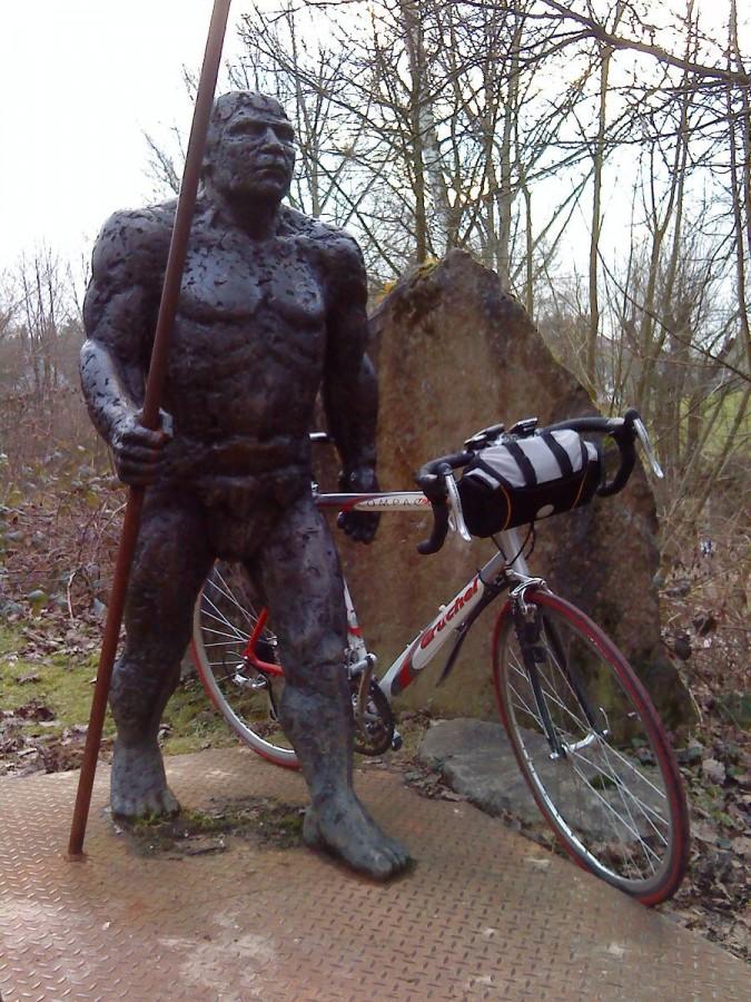 Neandertalczyk cyklista