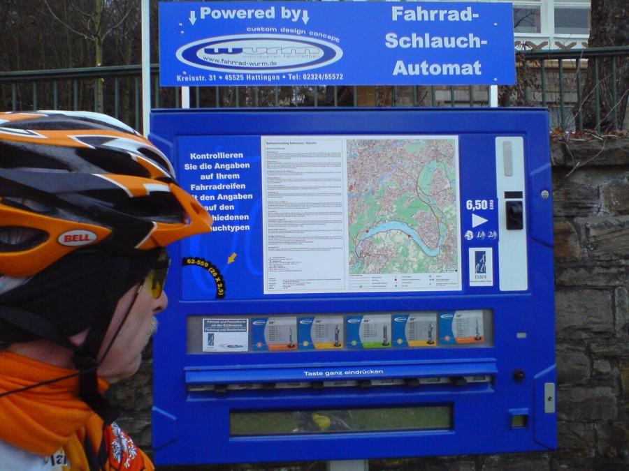 Dookoła Balteneysee - Automat dętek rowerowych na trasie