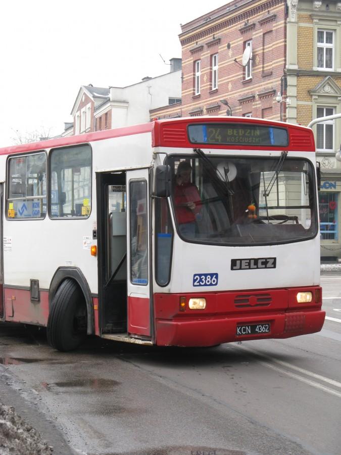 Autobus czerwony przez ulicę mego miasta mknie :)