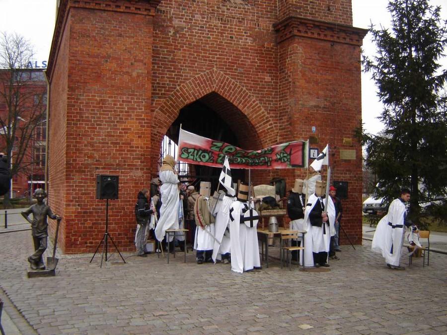 Happening pod Bramą Targową