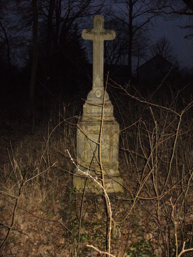 Cmentarz kolonistów holenderskich nocą