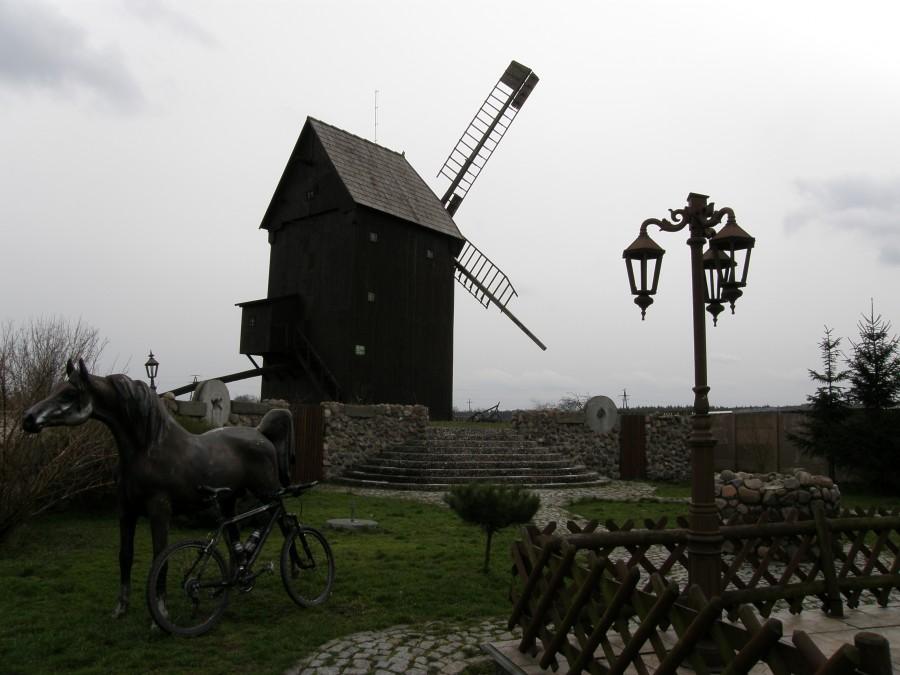 Rawicz-Sarnowa, wiatrak skansen