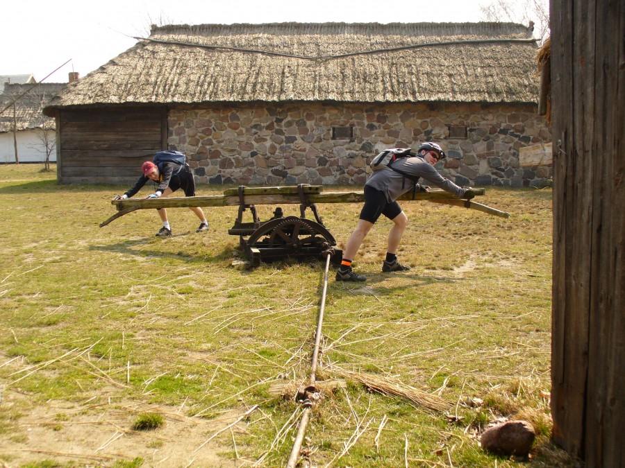 Nie od zawsze ludzie mieli dostęp do silników spalinowych... czasem trzeba było użyć koni...