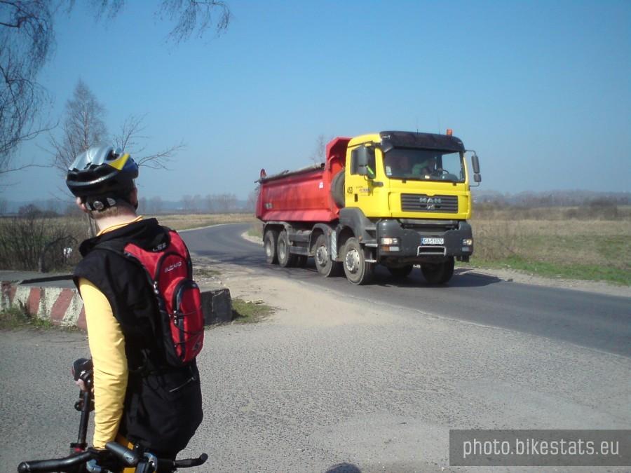 To co rowerzyści lubią najbardziej na wąskich drogach :P
