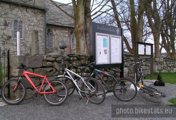 Rowerowy parking pod kościołem