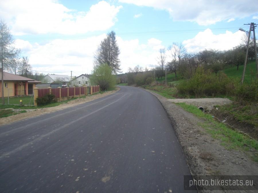 nowy asfalt na drodze Wilczyska-Nowy Sącz
