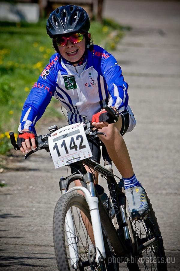 Bartek Szymański pozuje na trasie Bikemaratonu Wrocław 2009