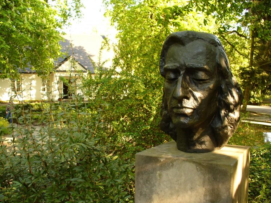 Popiersie Fryderyka Szopena w parku przy dworze w Żelazowej Woli