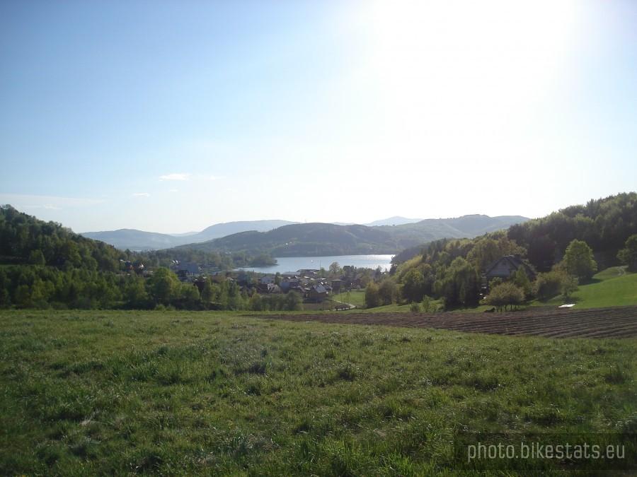 Widok na Jezioro Rożnowskie ze szlaku
