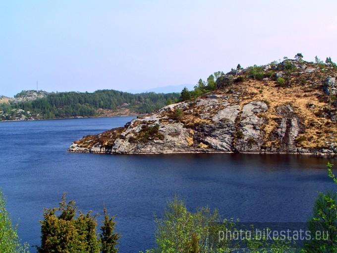 Skalne wybrzeże nad jeziorem w Norwegii