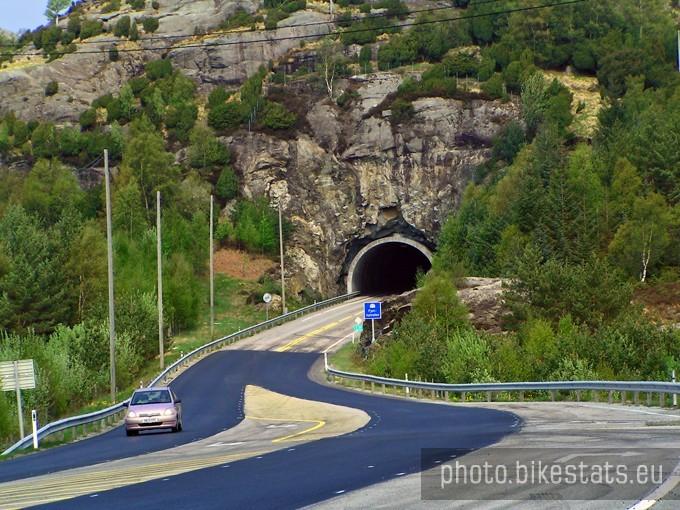 Tunel w skałach nad krętą górską drogą