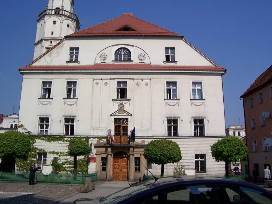 klasycystyczny ratusz w Paczkowie