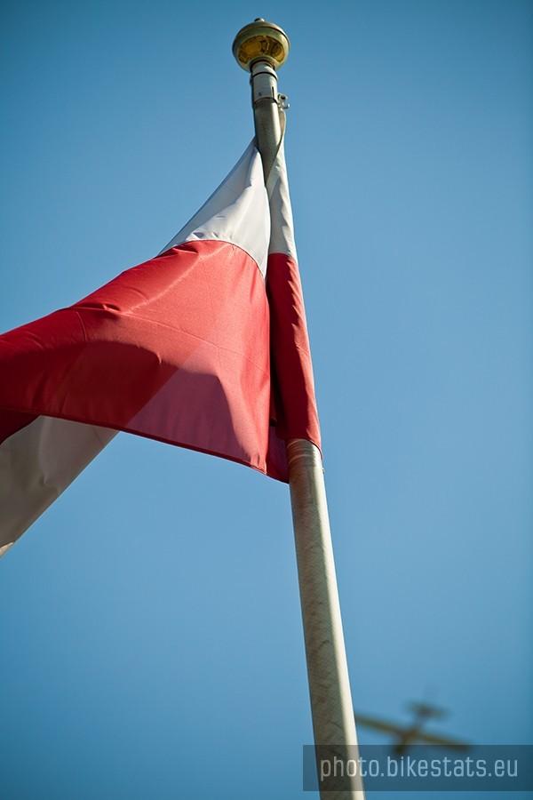 Łopocząca flaga Polski nad lotniskiem we Wrocławiu