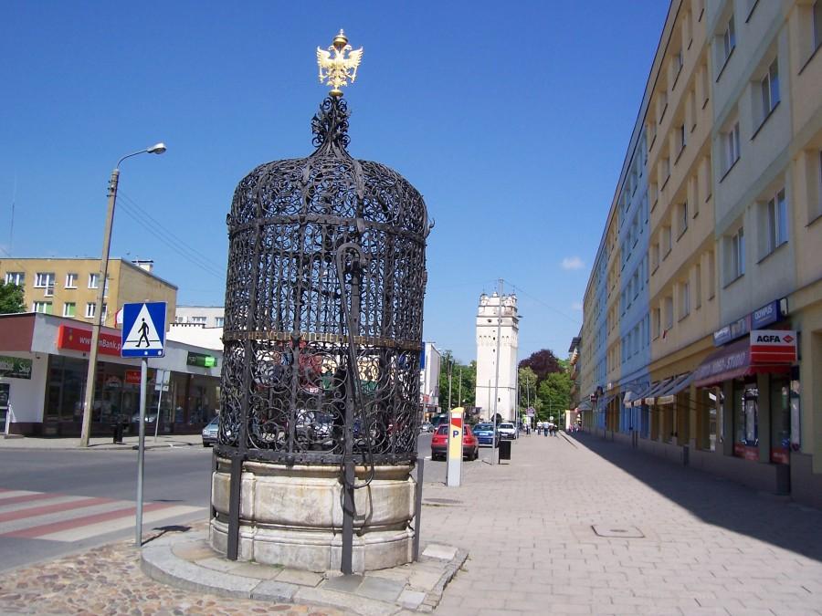Piękna studnia i wieża bramy wrocławskiej