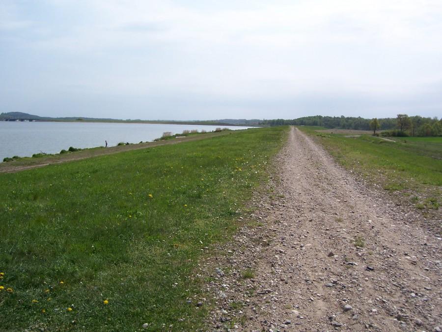 ścieżka rowerowa wokół zbiornika Topola