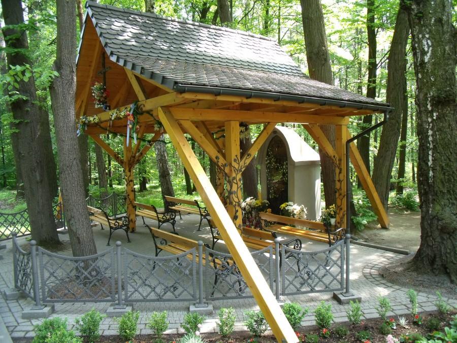 Kęty Podlesie, leśny kościół