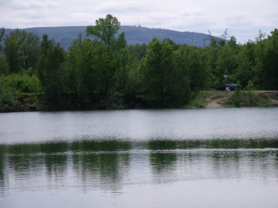 Widok na górę Żar z nad stawów w Kobiernicach