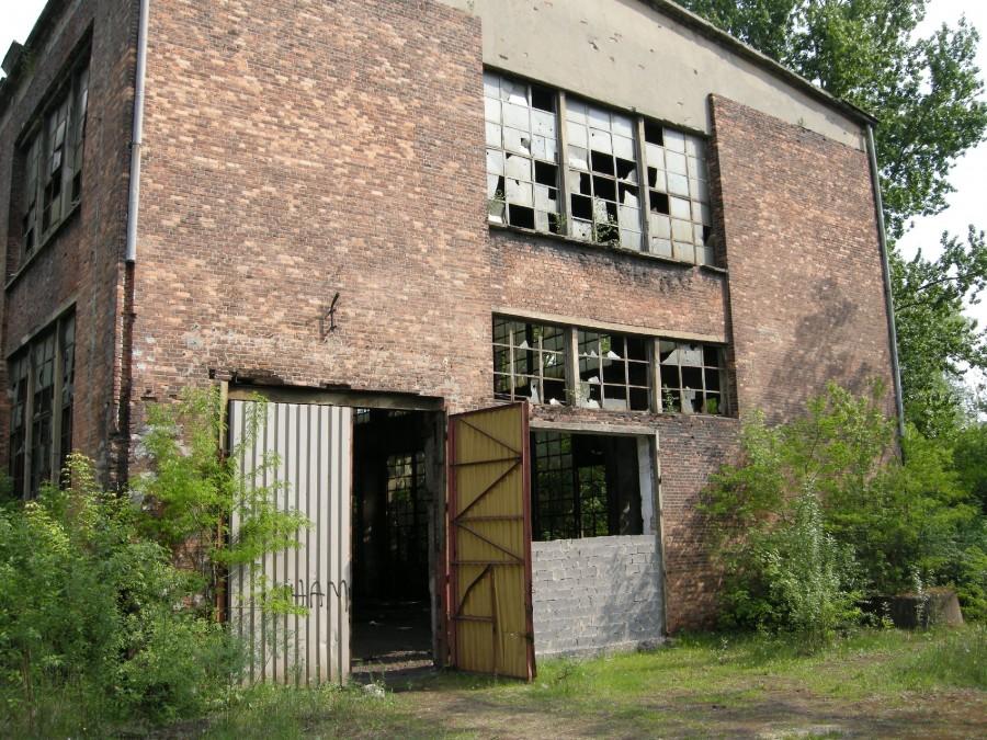 Rozpadająca się hala