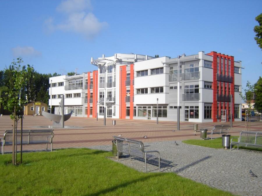 Przydworcowe centrum handlowe.
