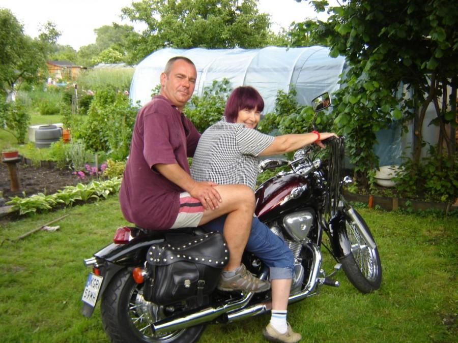 Darecki na motocyklu.