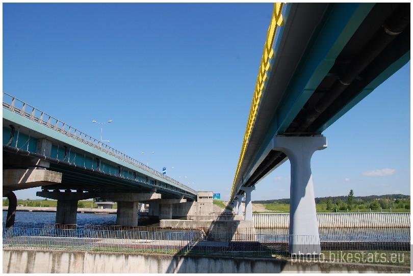 Po lewej autostrada A-4 a po prawej most tyniecki