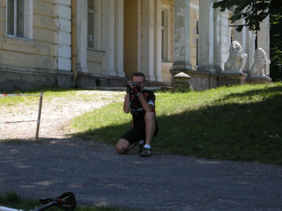 Lukas robiący zdjęcie