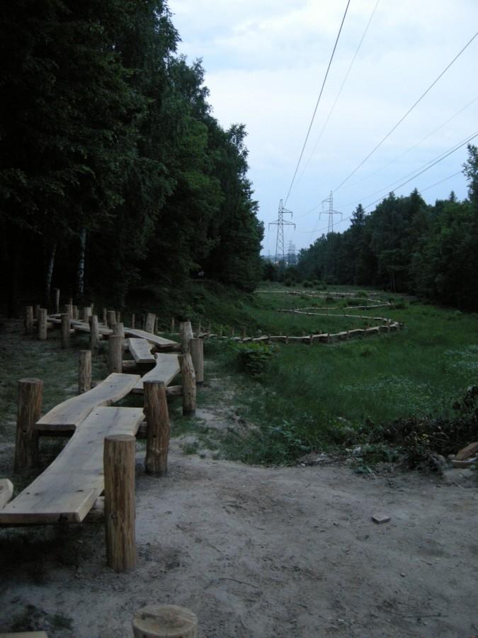Przedziwna kręta drewniana ścieżka