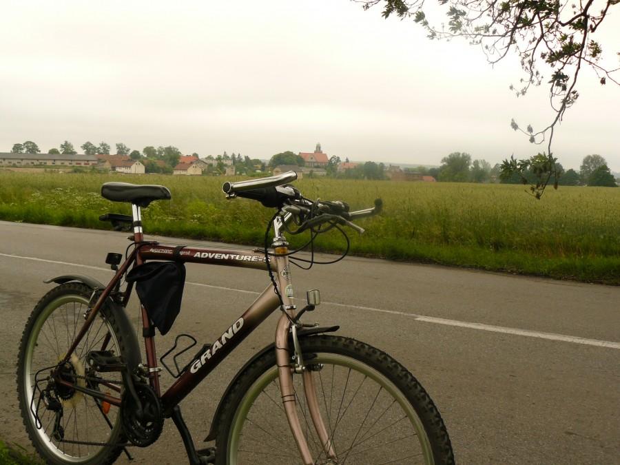 Gdzieś w polu :P W tle kościół w Ziemięcicach.