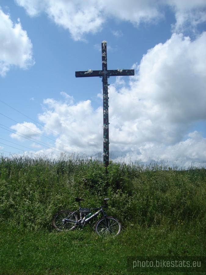 krzyż koło drogi