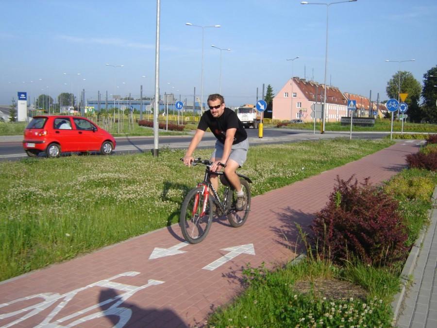 Mariusz na ścieżce rowerowej.