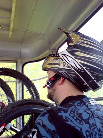 Downhill-owcy w drodze na Hanguren