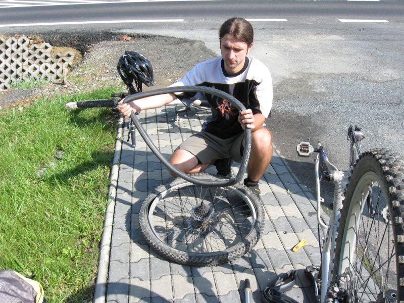 Wyżne- Maciek popsuł dętkę.