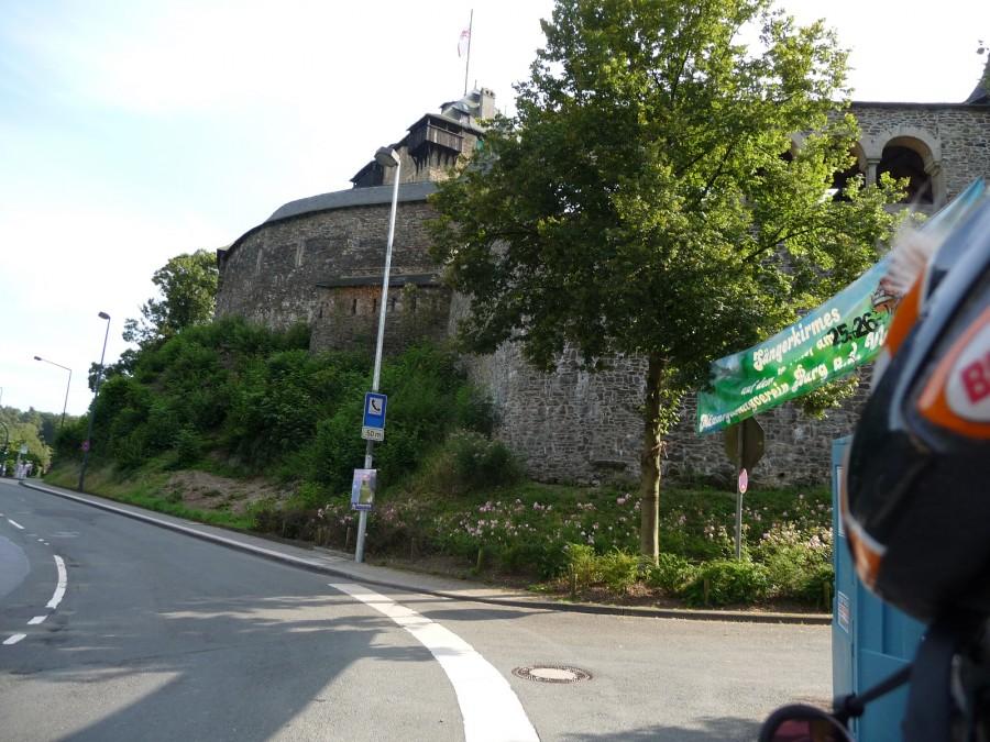 Runda przez Schloß Burg