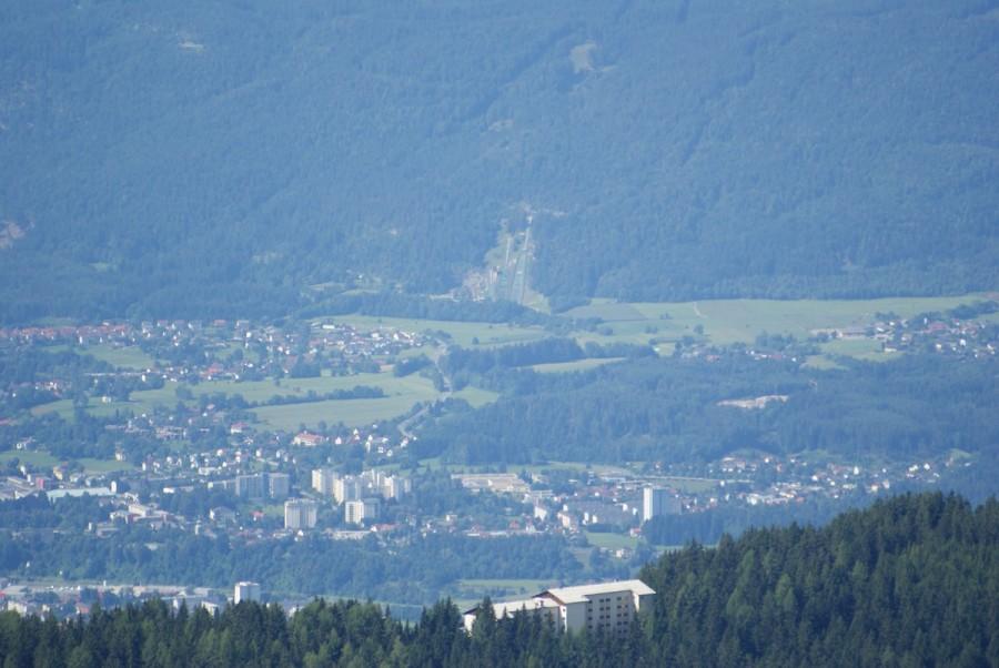 W tle skocznia narciarska w Villach