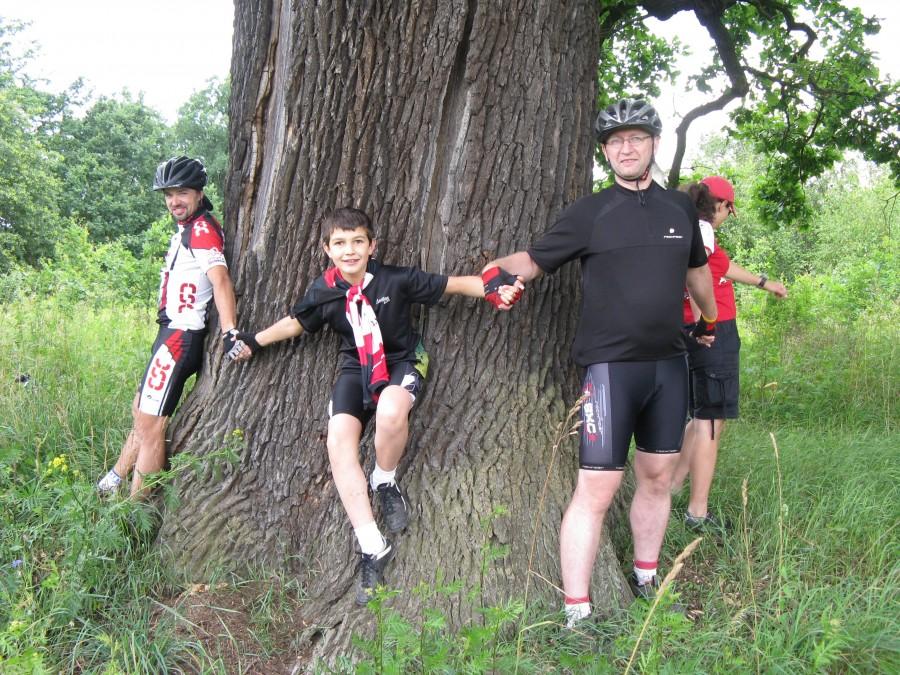 Bikestas obejmuje dęba ;p